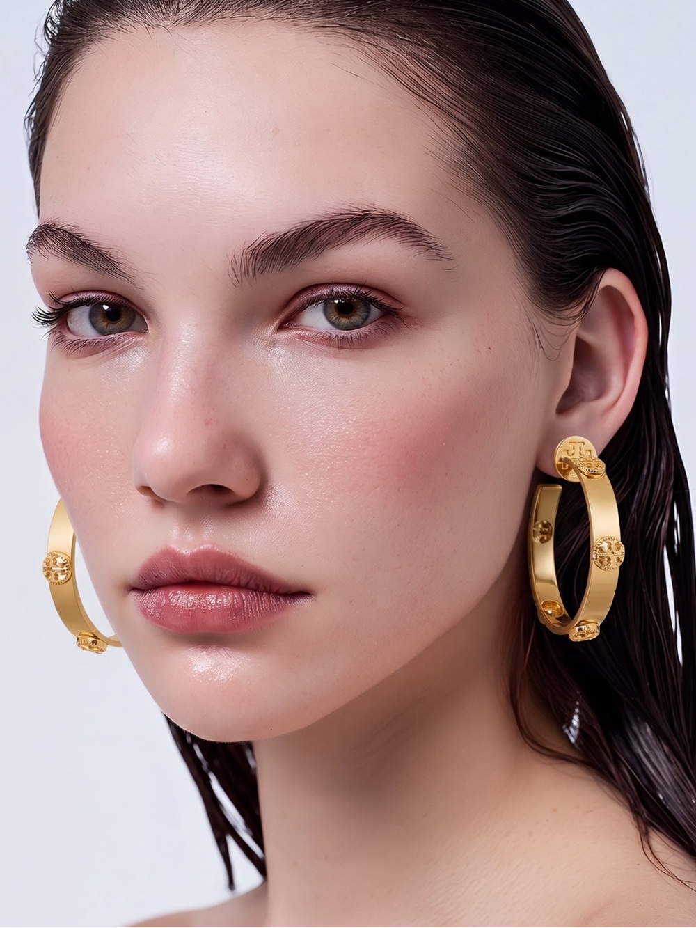 NWT TORI BURCH GOLD MILGRAIN LOGO HOOP EARINGS.